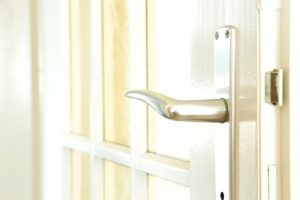 Bezpečnostné dvere do bytu a ch výhody